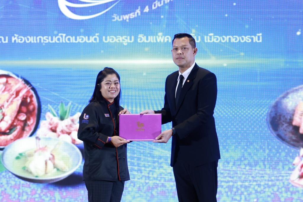 “รมว.ธนกร” ชื่นชม "ดีพร้อม" ปั้น 20,000 เชฟมืออาชีพ ผ่านหลักสูตร Master Thai Chef Program หนุนพลังซอฟต์พาวเวอร์ไทย ปลุกตลาดอาหารสร้างสรรค์ - พรีเมียม มั่นใจปี 69 อุตฯ อาหารไทยยังโตฉลุย ช่วยปั๊มเม็ดเงินกว่า 3,300 ล้านบาท