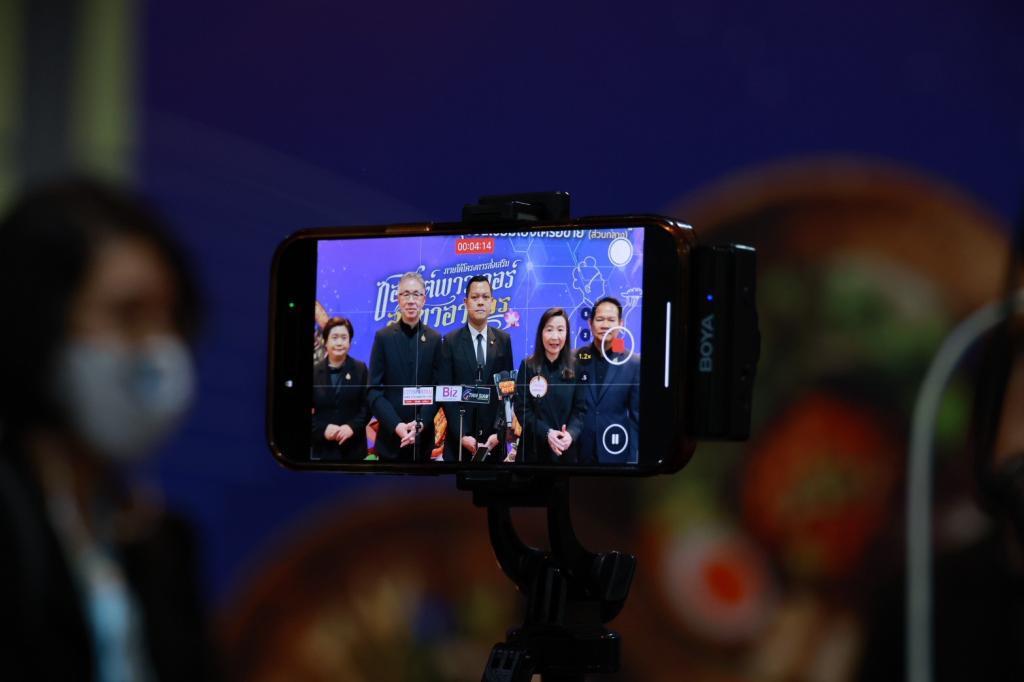 “รมว.ธนกร” ชื่นชม "ดีพร้อม" ปั้น 20,000 เชฟมืออาชีพ ผ่านหลักสูตร Master Thai Chef Program หนุนพลังซอฟต์พาวเวอร์ไทย ปลุกตลาดอาหารสร้างสรรค์ - พรีเมียม มั่นใจปี 69 อุตฯ อาหารไทยยังโตฉลุย ช่วยปั๊มเม็ดเงินกว่า 3,300 ล้านบาท