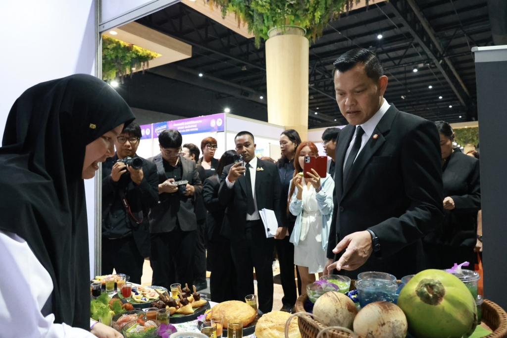 “รมว.ธนกร” ชื่นชม "ดีพร้อม" ปั้น 20,000 เชฟมืออาชีพ ผ่านหลักสูตร Master Thai Chef Program หนุนพลังซอฟต์พาวเวอร์ไทย ปลุกตลาดอาหารสร้างสรรค์ - พรีเมียม มั่นใจปี 69 อุตฯ อาหารไทยยังโตฉลุย ช่วยปั๊มเม็ดเงินกว่า 3,300 ล้านบาท