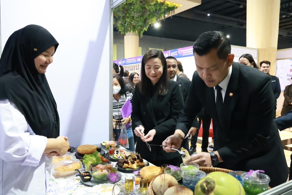 “รมว.ธนกร” ชื่นชม "ดีพร้อม" ปั้น 20,000 เชฟมืออาชีพ ผ่านหลักสูตร Master Thai Chef Program หนุนพลังซอฟต์พาวเวอร์ไทย ปลุกตลาดอาหารสร้างสรรค์ - พรีเมียม มั่นใจปี 69 อุตฯ อาหารไทยยังโตฉลุย ช่วยปั๊มเม็ดเงินกว่า 3,300 ล้านบาท