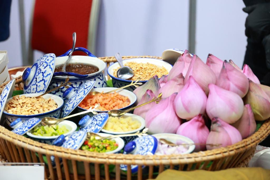 “รมว.ธนกร” ชื่นชม "ดีพร้อม" ปั้น 20,000 เชฟมืออาชีพ ผ่านหลักสูตร Master Thai Chef Program หนุนพลังซอฟต์พาวเวอร์ไทย ปลุกตลาดอาหารสร้างสรรค์ - พรีเมียม มั่นใจปี 69 อุตฯ อาหารไทยยังโตฉลุย ช่วยปั๊มเม็ดเงินกว่า 3,300 ล้านบาท