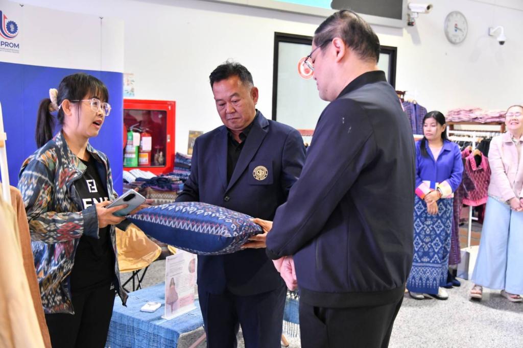 “รองอธิบดีพลาวุธ” บินตรงเมืองดอกบัวแดง ตรวจเยี่ยม มอบนโยบาย พร้อมให้กำลังใจเจ้าหน้าที่ DIPROM CENTER 4