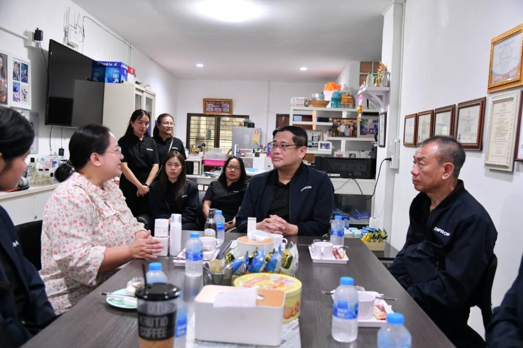“รองอธิบดีพลาวุธ” บินตรงเมืองดอกบัวแดง ตรวจเยี่ยม มอบนโยบาย พร้อมให้กำลังใจเจ้าหน้าที่ DIPROM CENTER 4