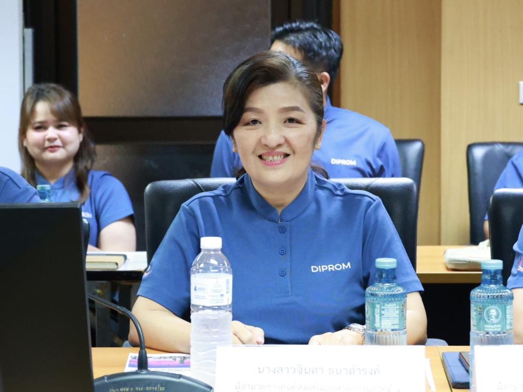 “อธิบดีณัฏฐิญา” นำทีมดีพร้อม ถอดรหัส กางโรดแมปปี 70 ชู 4 ยุทธศาสตร์ วางกลยุทธ์สร้างเกราะ เสริมแกร่ง SME ไทย พร้อมฝ่าวิกฤติ รุกหนัก "Green Economy" เชื่อมโยง Bio-Diesel ยกระดับสินค้าเกษตรสู่มาตรฐานโลก