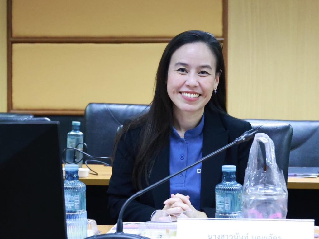 “อธิบดีณัฏฐิญา” นำทีมดีพร้อม ถอดรหัส กางโรดแมปปี 70 ชู 4 ยุทธศาสตร์ วางกลยุทธ์สร้างเกราะ เสริมแกร่ง SME ไทย พร้อมฝ่าวิกฤติ รุกหนัก "Green Economy" เชื่อมโยง Bio-Diesel ยกระดับสินค้าเกษตรสู่มาตรฐานโลก