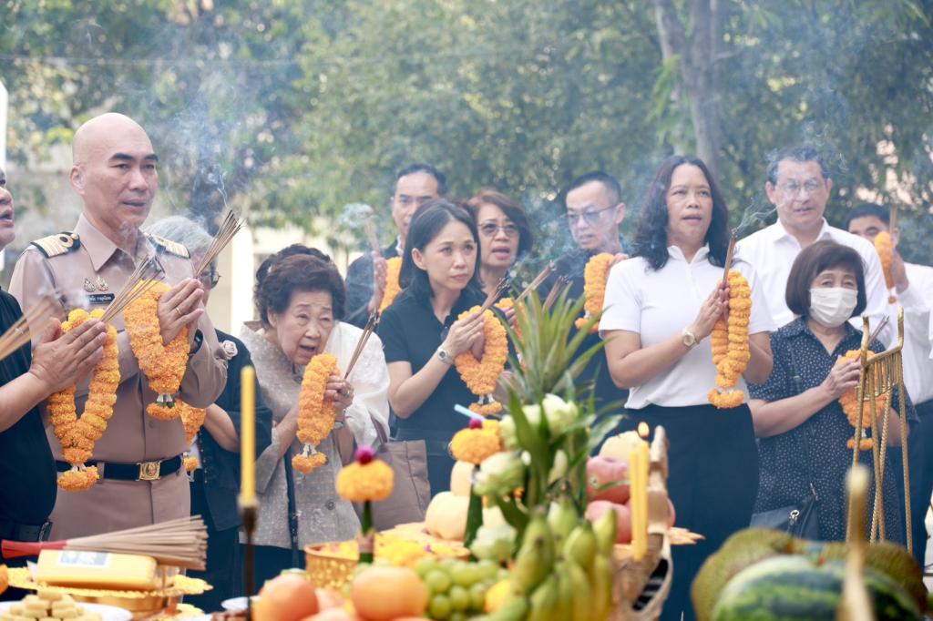 “อธิบดีณัฏฐิญา” นำทีมดีพร้อม บวงสรวงสักการะสิ่งศักดิ์สิทธิ์ ครบรอบ 84 ปี ที่ดีพร้อมได้พัฒนาอุตสาหกรรมชุมชน เป็นพลังขับเคลื่อนผู้ประกอบการฐานรากไทย