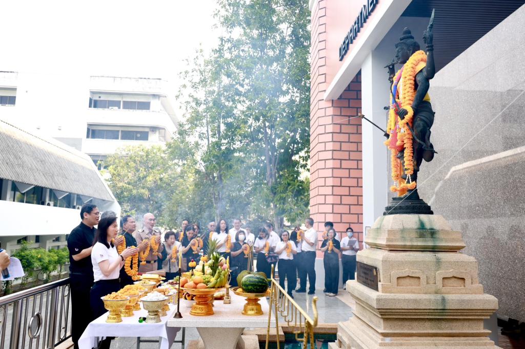 “อธิบดีณัฏฐิญา” นำทีมดีพร้อม บวงสรวงสักการะสิ่งศักดิ์สิทธิ์ ครบรอบ 84 ปี ที่ดีพร้อมได้พัฒนาอุตสาหกรรมชุมชน เป็นพลังขับเคลื่อนผู้ประกอบการฐานรากไทย