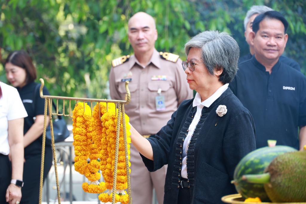 “อธิบดีณัฏฐิญา” นำทีมดีพร้อม บวงสรวงสักการะสิ่งศักดิ์สิทธิ์ ครบรอบ 84 ปี ที่ดีพร้อมได้พัฒนาอุตสาหกรรมชุมชน เป็นพลังขับเคลื่อนผู้ประกอบการฐานรากไทย