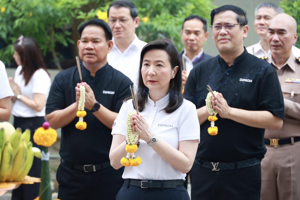 “อธิบดีณัฏฐิญา” นำทีมดีพร้อม บวงสรวงสักการะสิ่งศักดิ์สิทธิ์ ครบรอบ 84 ปี ที่ดีพร้อมได้พัฒนาอุตสาหกรรมชุมชน เป็นพลังขับเคลื่อนผู้ประกอบการฐานรากไทย