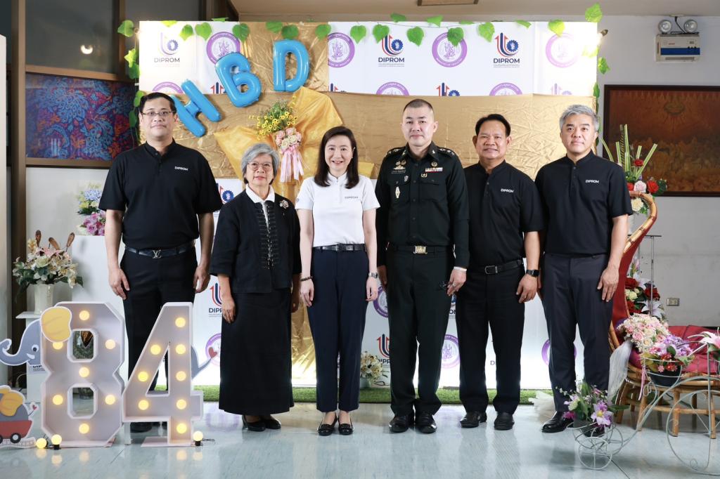 “อธิบดีณัฏฐิญา” นำทีมดีพร้อม บวงสรวงสักการะสิ่งศักดิ์สิทธิ์ ครบรอบ 84 ปี ที่ดีพร้อมได้พัฒนาอุตสาหกรรมชุมชน เป็นพลังขับเคลื่อนผู้ประกอบการฐานรากไทย