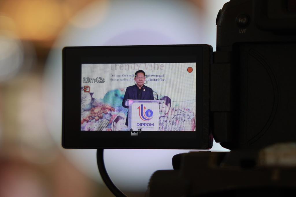 “ดีพร้อม” ปลุกพลัง “กระแสความนิยมผ้าไทย”  หนุน ผปก.อุตฯ สิ่งทอ พัฒนาและต่อยอดผ้าศิลปาชีพฯ สู่แฟชั่นสร้างสรรค์