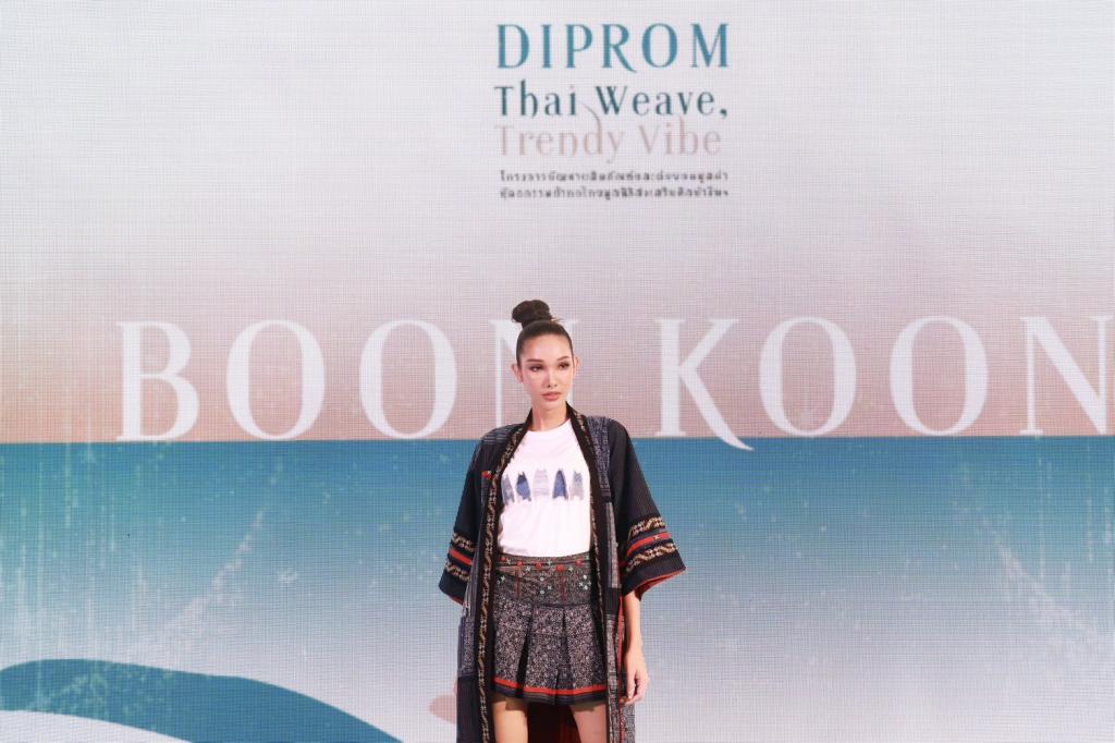 “ดีพร้อม” ปลุกพลัง “กระแสความนิยมผ้าไทย”  หนุน ผปก.อุตฯ สิ่งทอ พัฒนาและต่อยอดผ้าศิลปาชีพฯ สู่แฟชั่นสร้างสรรค์