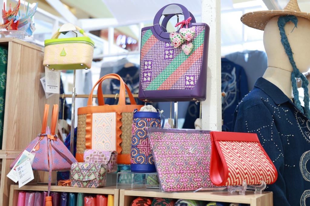 “ดีพร้อม” ปลุกพลัง “กระแสความนิยมผ้าไทย”  หนุน ผปก.อุตฯ สิ่งทอ พัฒนาและต่อยอดผ้าศิลปาชีพฯ สู่แฟชั่นสร้างสรรค์