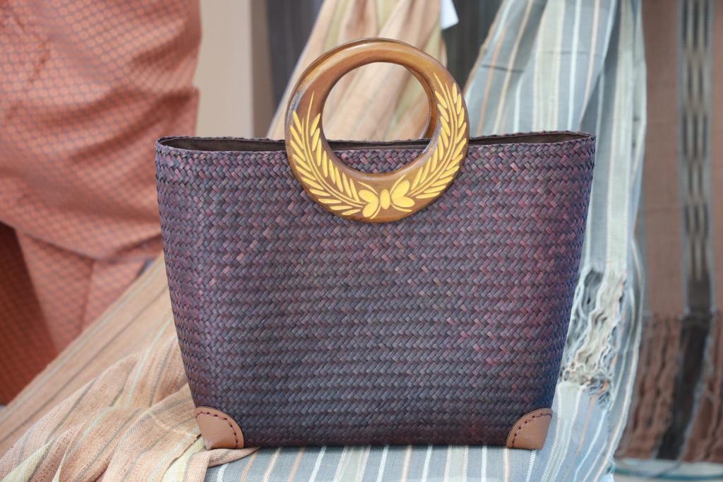 “ดีพร้อม” ปลุกพลัง “กระแสความนิยมผ้าไทย”  หนุน ผปก.อุตฯ สิ่งทอ พัฒนาและต่อยอดผ้าศิลปาชีพฯ สู่แฟชั่นสร้างสรรค์