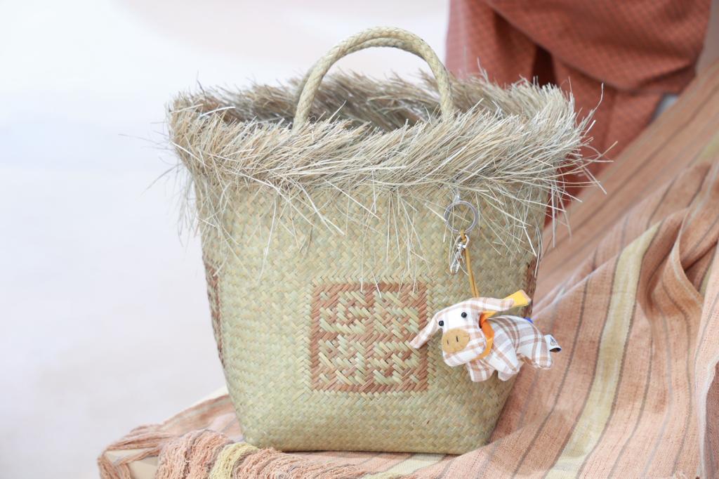 “ดีพร้อม” ปลุกพลัง “กระแสความนิยมผ้าไทย”  หนุน ผปก.อุตฯ สิ่งทอ พัฒนาและต่อยอดผ้าศิลปาชีพฯ สู่แฟชั่นสร้างสรรค์