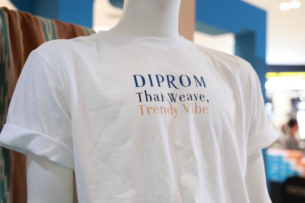 “ดีพร้อม” ปลุกพลัง “กระแสความนิยมผ้าไทย”  หนุน ผปก.อุตฯ สิ่งทอ พัฒนาและต่อยอดผ้าศิลปาชีพฯ สู่แฟชั่นสร้างสรรค์