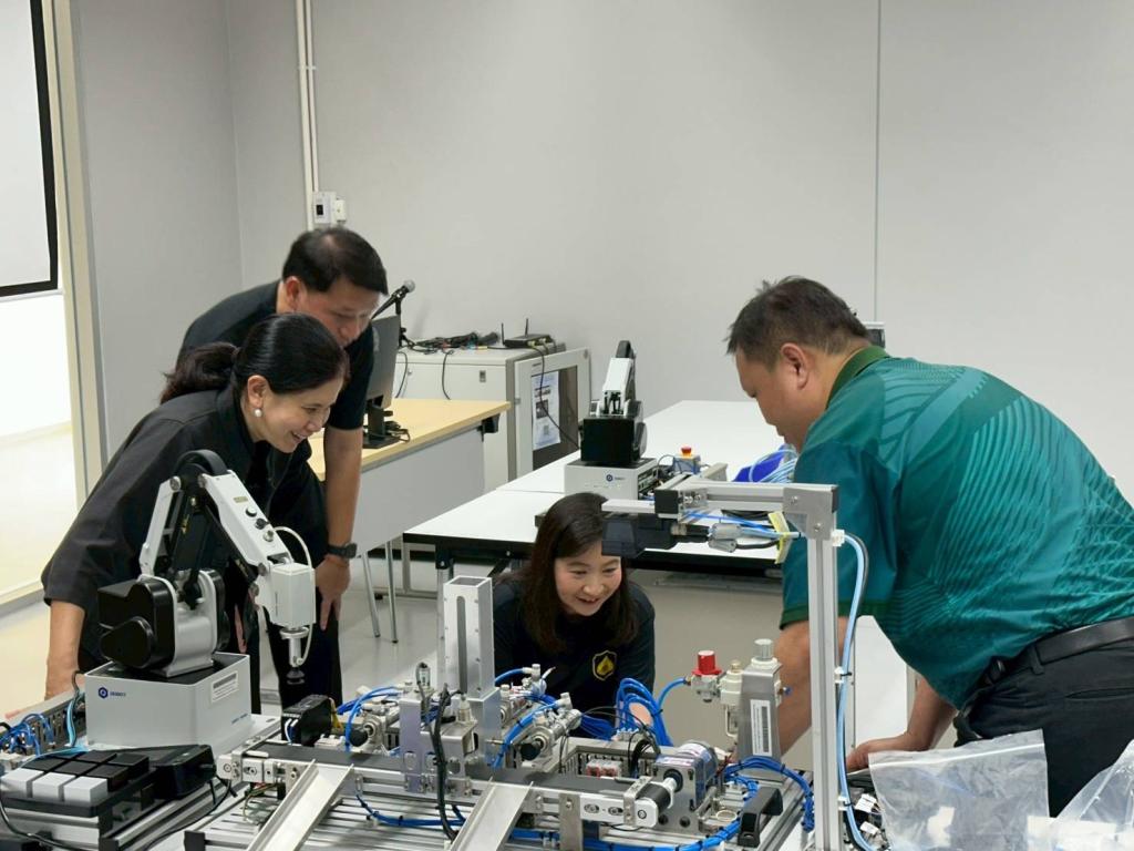 “อธิบดีณัฏฐิญา” รุก EEC สั่งลุย! ปั้นโปร EV ให้ดีพร้อม ดึง มจพ. ระยอง ติวเข้มบุคลากร สร้างทักษะแห่งอนาคต ปรับตัวตามแนวโน้มอุตสาหกรรมโลก