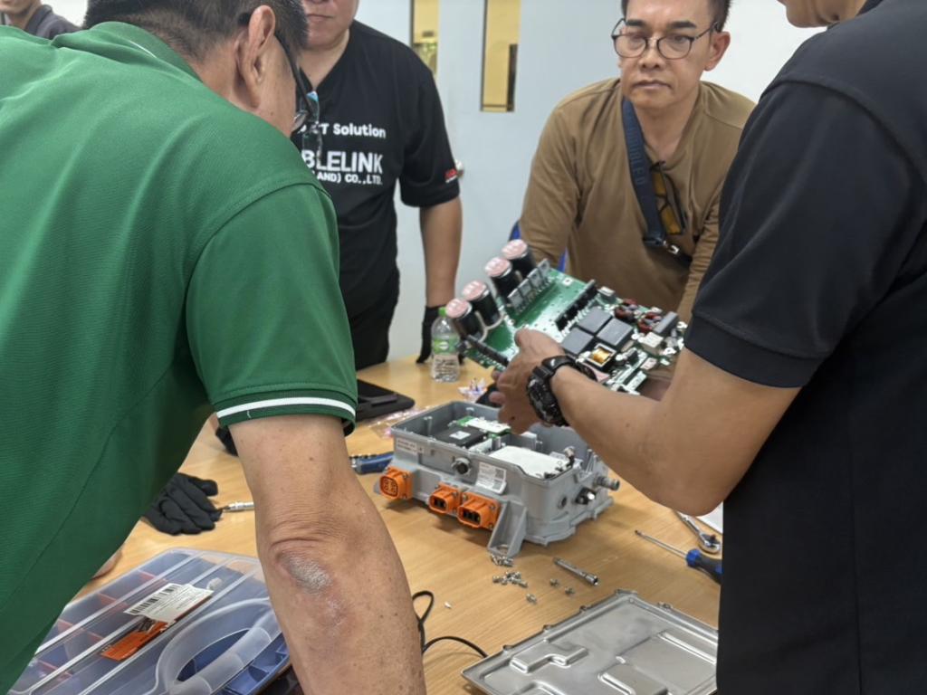 “อธิบดีณัฏฐิญา” รุก EEC สั่งลุย! ปั้นโปร EV ให้ดีพร้อม ดึง มจพ. ระยอง ติวเข้มบุคลากร สร้างทักษะแห่งอนาคต ปรับตัวตามแนวโน้มอุตสาหกรรมโลก