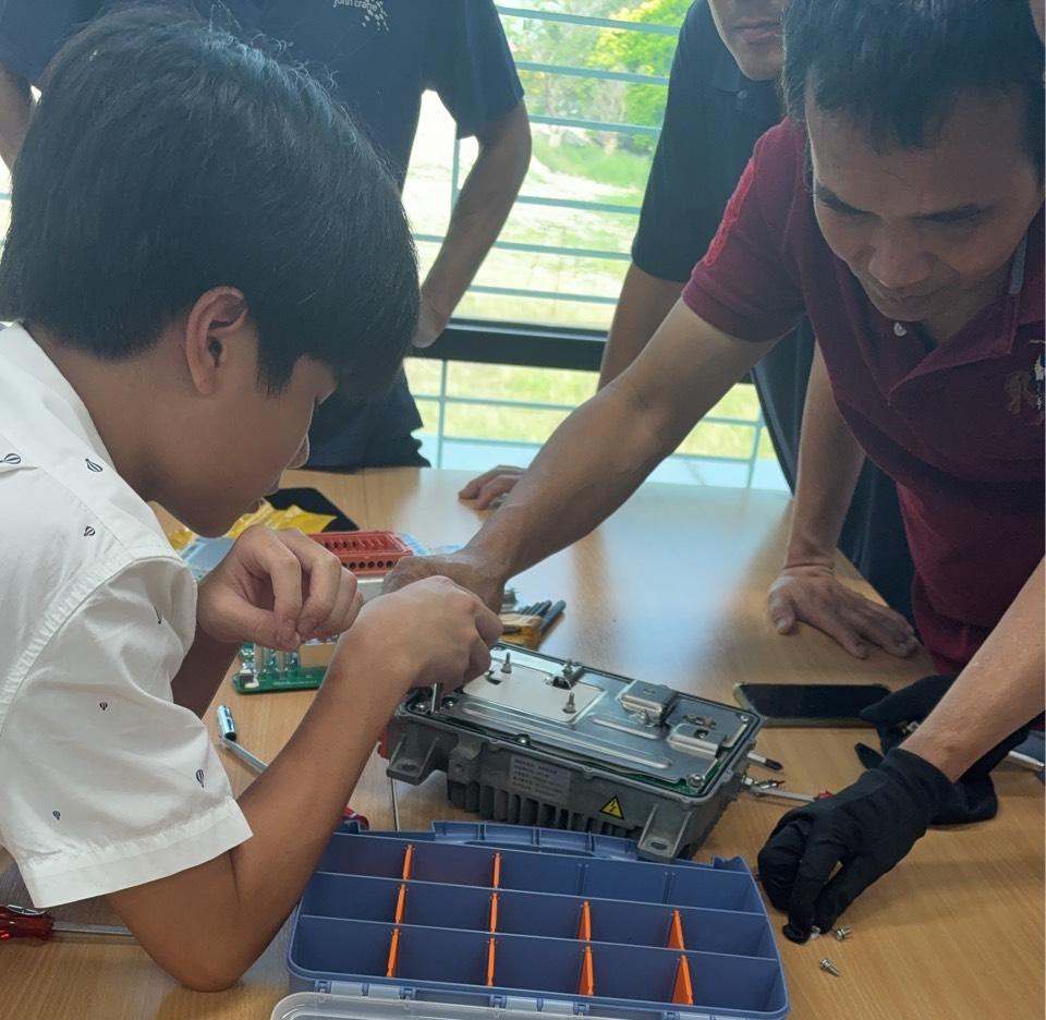 “อธิบดีณัฏฐิญา” รุก EEC สั่งลุย! ปั้นโปร EV ให้ดีพร้อม ดึง มจพ. ระยอง ติวเข้มบุคลากร สร้างทักษะแห่งอนาคต ปรับตัวตามแนวโน้มอุตสาหกรรมโลก