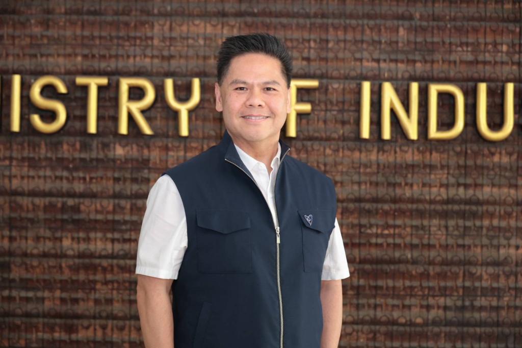 ‘วราวุธ’ เข้า ก.อุตฯ วันแรก ชู ONE MIND พบปะข้าราชการ ผนึกกำลังอุตสาหกรรมไทย ฝ่าวิกฤติพลังงาน