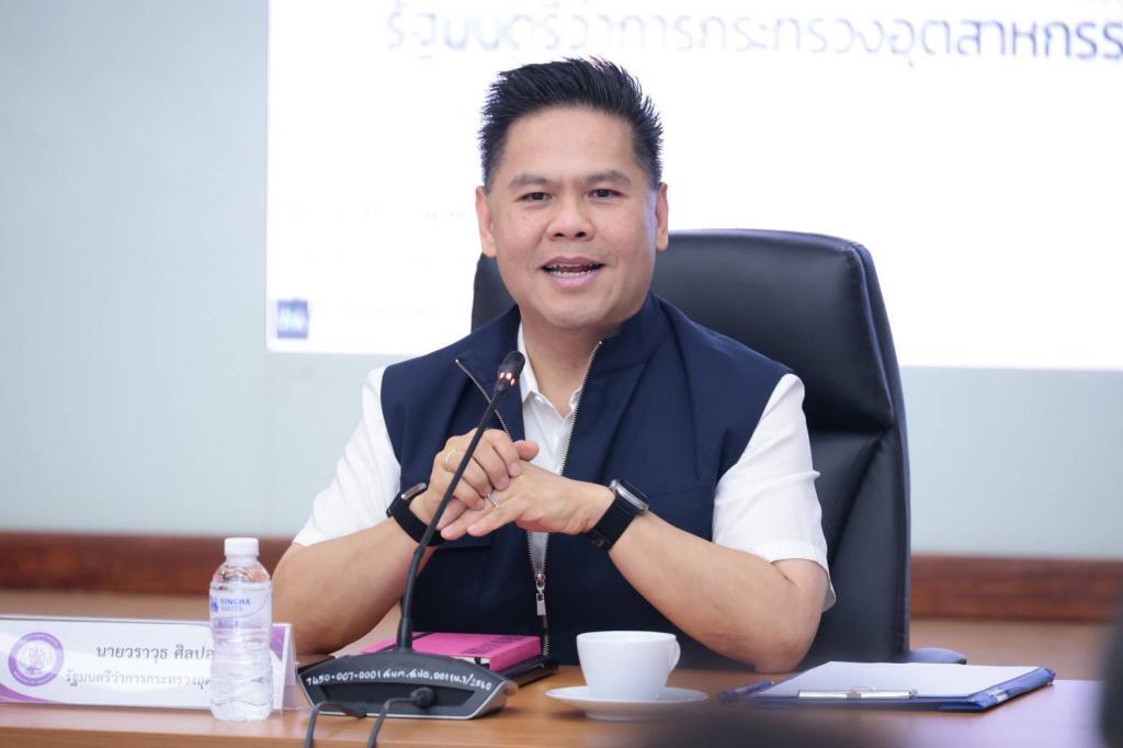 ‘วราวุธ’ เข้า ก.อุตฯ วันแรก ชู ONE MIND พบปะข้าราชการ ผนึกกำลังอุตสาหกรรมไทย ฝ่าวิกฤติพลังงาน