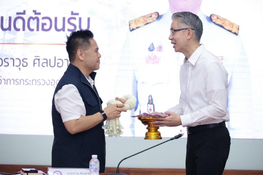 ‘วราวุธ’ เข้า ก.อุตฯ วันแรก ชู ONE MIND พบปะข้าราชการ ผนึกกำลังอุตสาหกรรมไทย ฝ่าวิกฤติพลังงาน