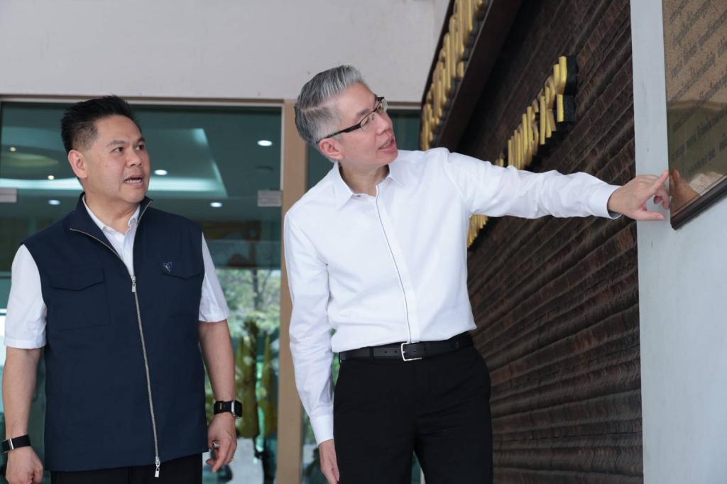 ‘วราวุธ’ เข้า ก.อุตฯ วันแรก ชู ONE MIND พบปะข้าราชการ ผนึกกำลังอุตสาหกรรมไทย ฝ่าวิกฤติพลังงาน