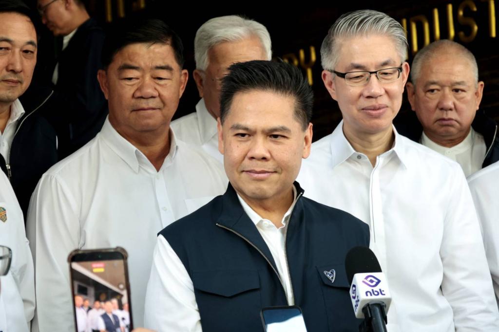 ‘วราวุธ’ เข้า ก.อุตฯ วันแรก ชู ONE MIND พบปะข้าราชการ ผนึกกำลังอุตสาหกรรมไทย ฝ่าวิกฤติพลังงาน