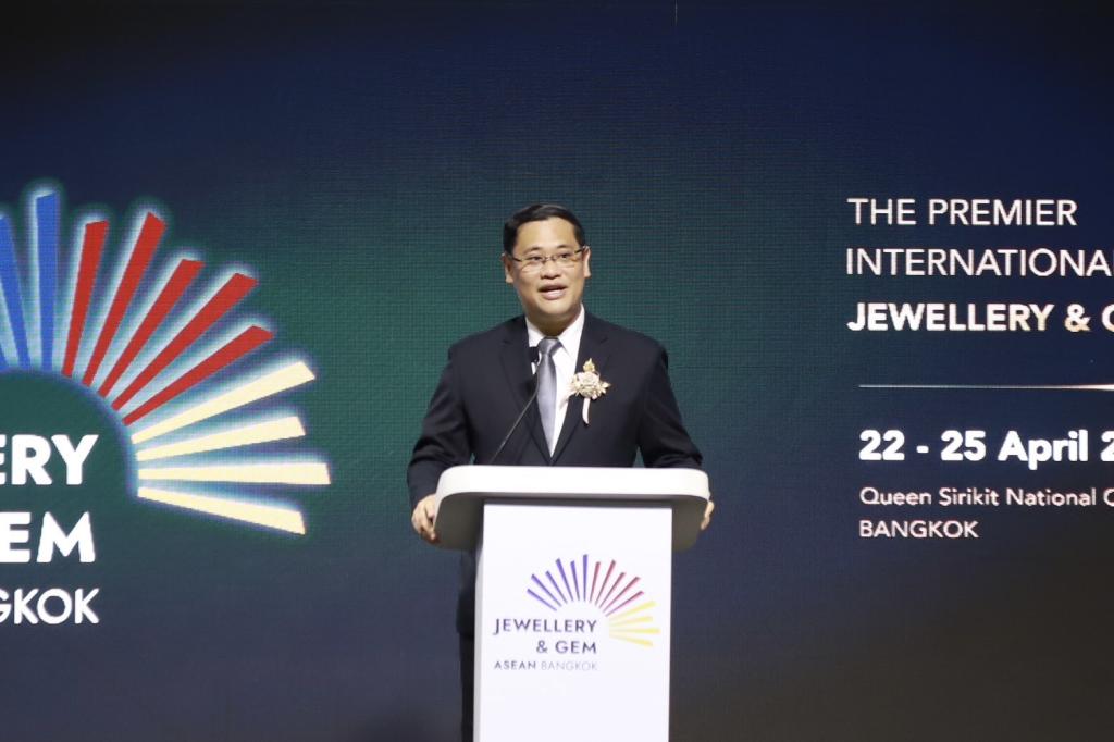 “รองอธิบดีพลาวุธฯ” ร่วมเปิดงาน JGAB 2026 ผลักดันผู้ประกอบการไทยรุ่นใหม่สู่ห่วงโซ่คุณค่าระดับสากล ปักหมุดไทยสู่ศูนย์กลางอัญมณีโลก