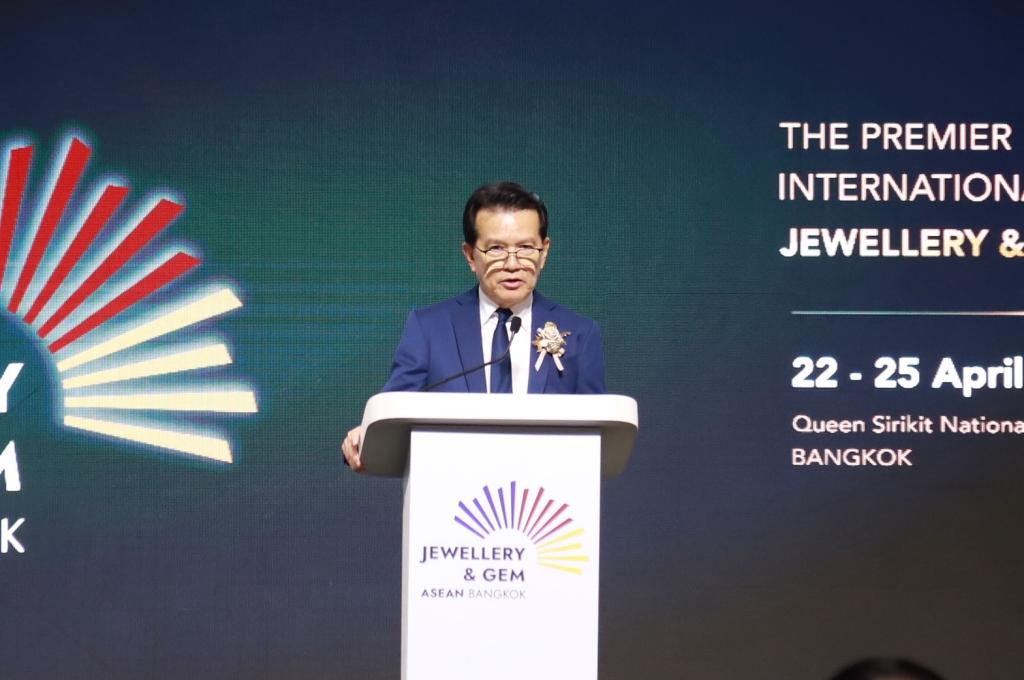 “รองอธิบดีพลาวุธฯ” ร่วมเปิดงาน JGAB 2026 ผลักดันผู้ประกอบการไทยรุ่นใหม่สู่ห่วงโซ่คุณค่าระดับสากล ปักหมุดไทยสู่ศูนย์กลางอัญมณีโลก