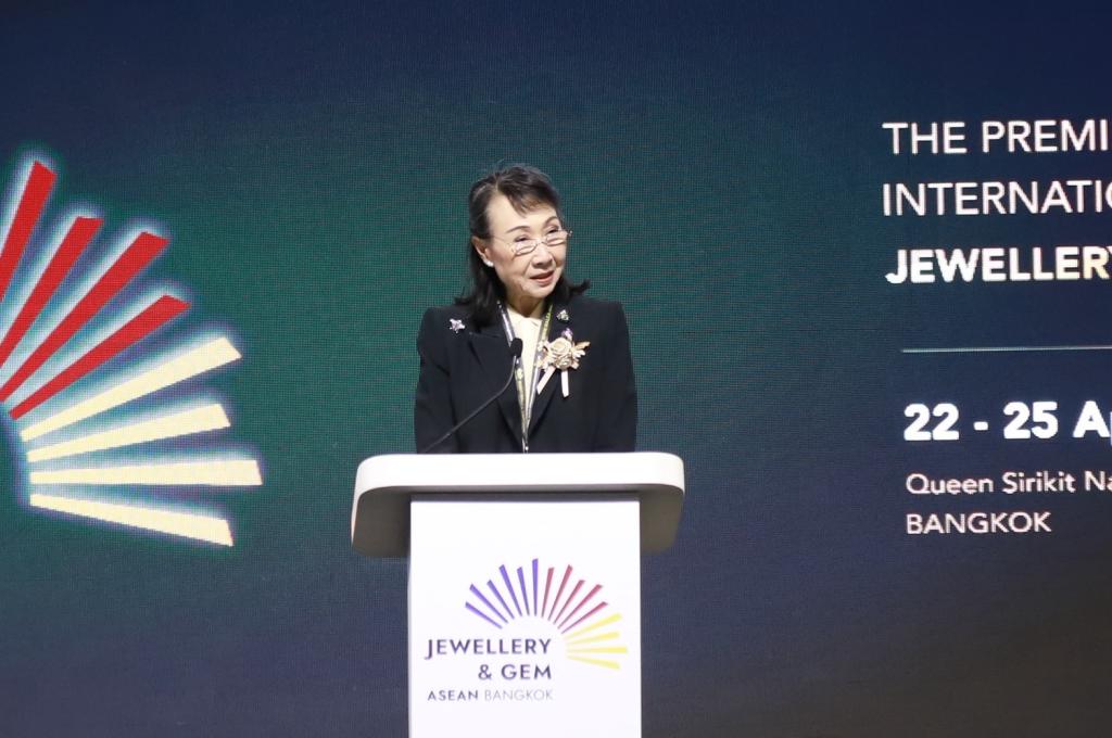 “รองอธิบดีพลาวุธฯ” ร่วมเปิดงาน JGAB 2026 ผลักดันผู้ประกอบการไทยรุ่นใหม่สู่ห่วงโซ่คุณค่าระดับสากล ปักหมุดไทยสู่ศูนย์กลางอัญมณีโลก