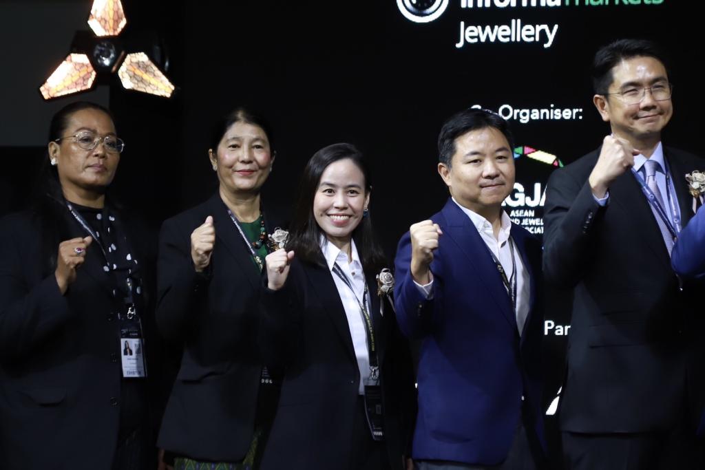 “รองอธิบดีพลาวุธฯ” ร่วมเปิดงาน JGAB 2026 ผลักดันผู้ประกอบการไทยรุ่นใหม่สู่ห่วงโซ่คุณค่าระดับสากล ปักหมุดไทยสู่ศูนย์กลางอัญมณีโลก