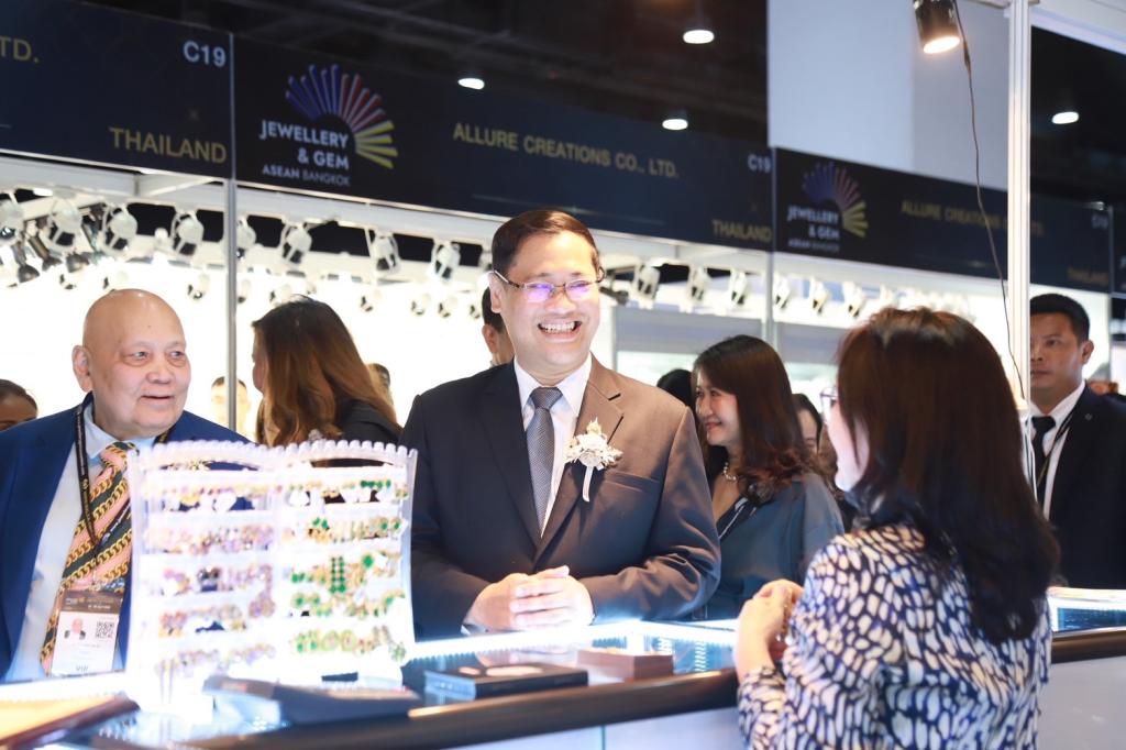 “รองอธิบดีพลาวุธฯ” ร่วมเปิดงาน JGAB 2026 ผลักดันผู้ประกอบการไทยรุ่นใหม่สู่ห่วงโซ่คุณค่าระดับสากล ปักหมุดไทยสู่ศูนย์กลางอัญมณีโลก