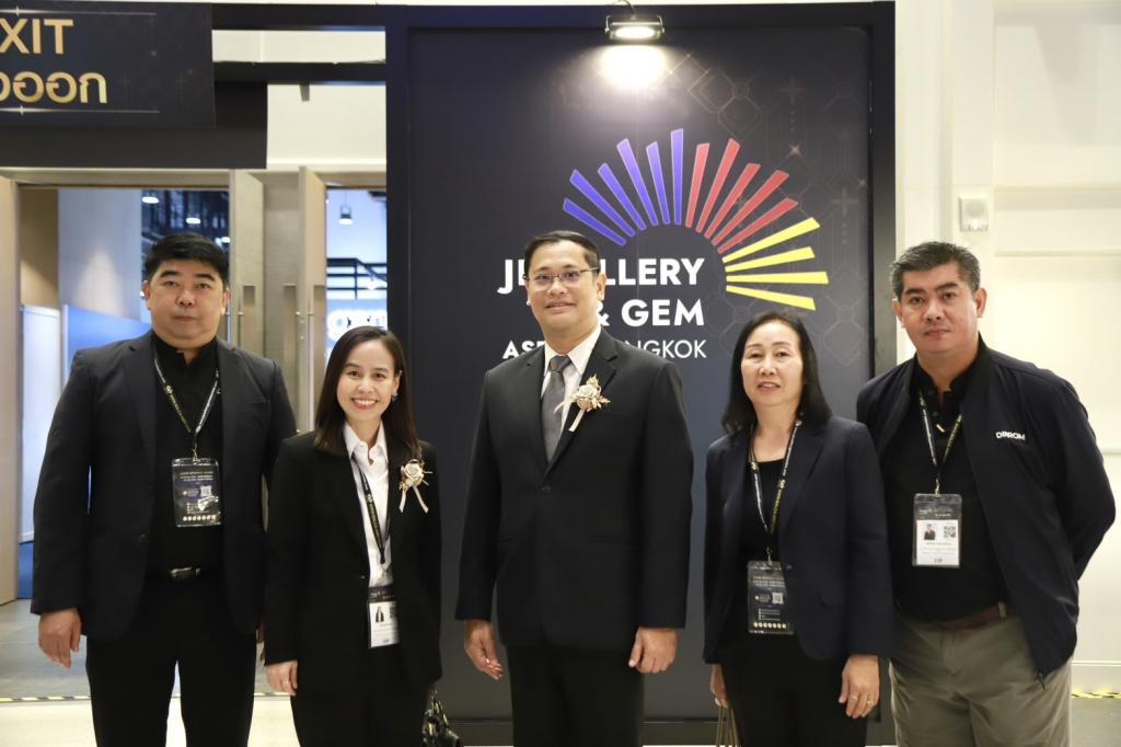 “รองอธิบดีพลาวุธฯ” ร่วมเปิดงาน JGAB 2026 ผลักดันผู้ประกอบการไทยรุ่นใหม่สู่ห่วงโซ่คุณค่าระดับสากล ปักหมุดไทยสู่ศูนย์กลางอัญมณีโลก