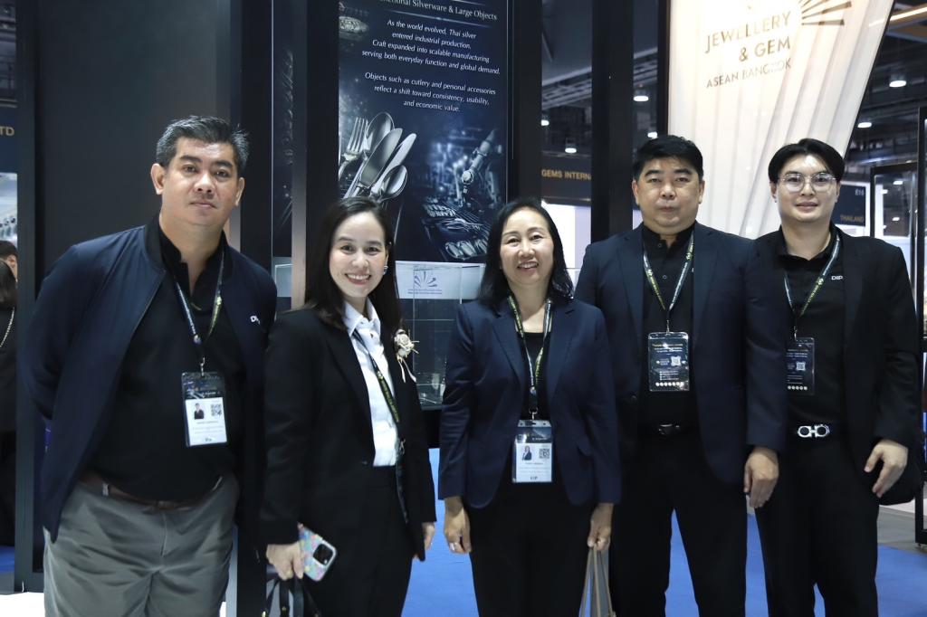 “รองอธิบดีพลาวุธฯ” ร่วมเปิดงาน JGAB 2026 ผลักดันผู้ประกอบการไทยรุ่นใหม่สู่ห่วงโซ่คุณค่าระดับสากล ปักหมุดไทยสู่ศูนย์กลางอัญมณีโลก