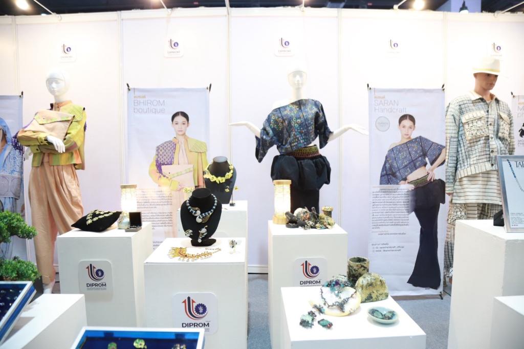 “รองอธิบดีพลาวุธฯ” ร่วมเปิดงาน JGAB 2026 ผลักดันผู้ประกอบการไทยรุ่นใหม่สู่ห่วงโซ่คุณค่าระดับสากล ปักหมุดไทยสู่ศูนย์กลางอัญมณีโลก