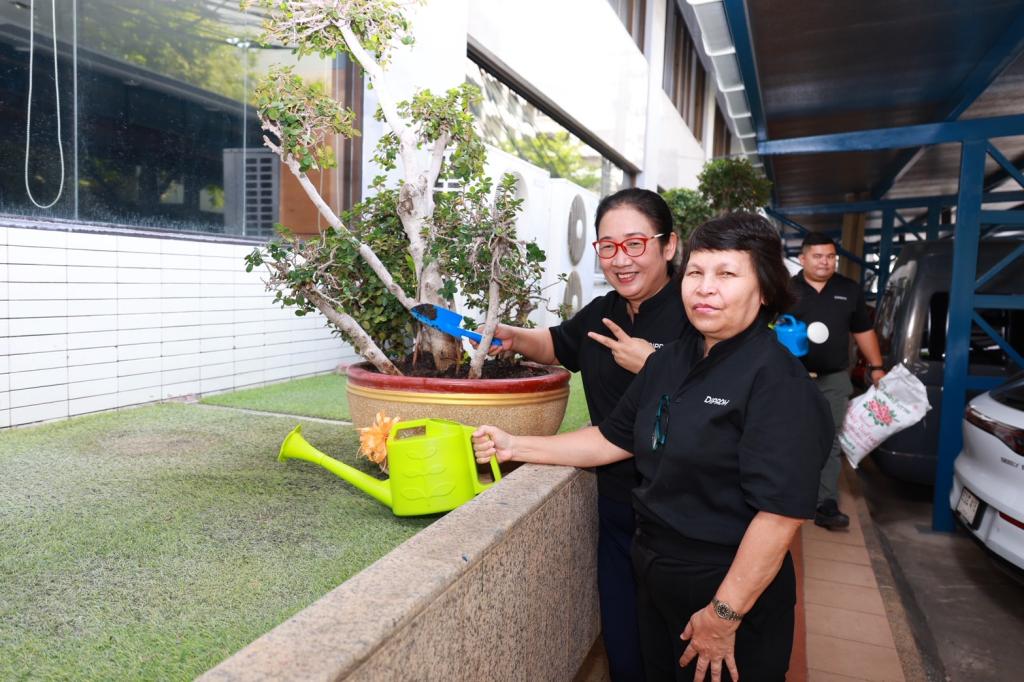“อธิบดีณัฏฐิญา” นำทีมดีพร้อม ขับเคลื่อนองค์กรสีเขียว ปลูกต้นไม้เสริมภูมิทัศน์ ลดคาร์บอน ลดโลกร้อน