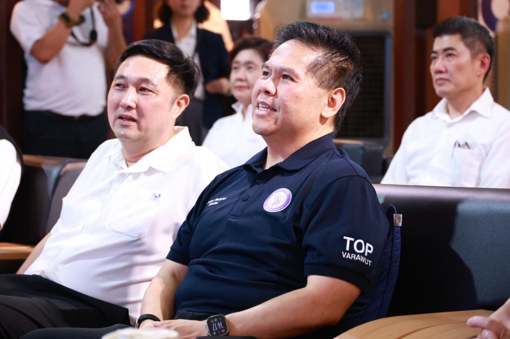 กระทรวงอุตฯ ลุยพื้นที่สุพรรณฯ เดินเกมอุตสาหกรรมไทย หนุนดีพร้อมใช้ DIPROM ITC เปิดทาง SMEs เข้าถึง “เทคโนโลยีเครื่องจักรพัฒนาสินค้า ที่ปรึกษา เงินทุน” พร้อมเปิดตัวโรงงานผลิตต้นแบบ “8 – พร้อม – พัฒน์” ต่อยอดสินค้าไทยสู่ตลาดโลก