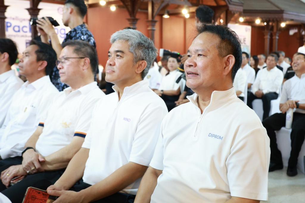 กระทรวงอุตฯ ลุยพื้นที่สุพรรณฯ เดินเกมอุตสาหกรรมไทย หนุนดีพร้อมใช้ DIPROM ITC เปิดทาง SMEs เข้าถึง “เทคโนโลยีเครื่องจักรพัฒนาสินค้า ที่ปรึกษา เงินทุน” พร้อมเปิดตัวโรงงานผลิตต้นแบบ “8 – พร้อม – พัฒน์” ต่อยอดสินค้าไทยสู่ตลาดโลก