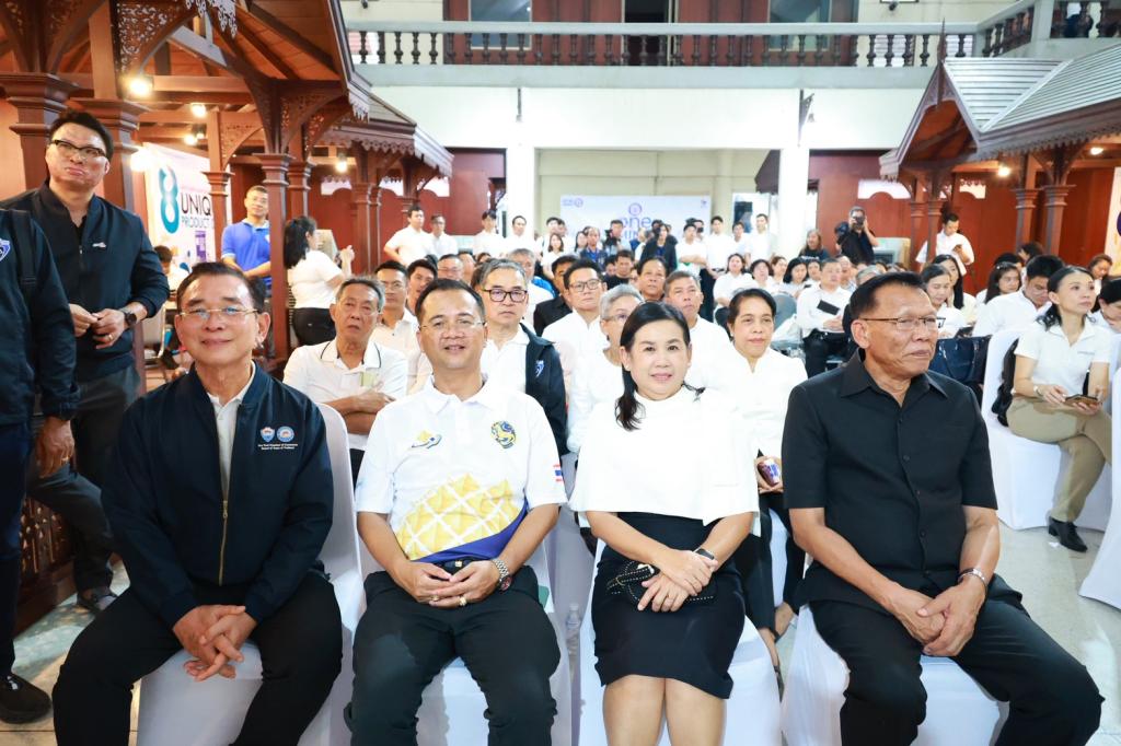 กระทรวงอุตฯ ลุยพื้นที่สุพรรณฯ เดินเกมอุตสาหกรรมไทย หนุนดีพร้อมใช้ DIPROM ITC เปิดทาง SMEs เข้าถึง “เทคโนโลยีเครื่องจักรพัฒนาสินค้า ที่ปรึกษา เงินทุน” พร้อมเปิดตัวโรงงานผลิตต้นแบบ “8 – พร้อม – พัฒน์” ต่อยอดสินค้าไทยสู่ตลาดโลก