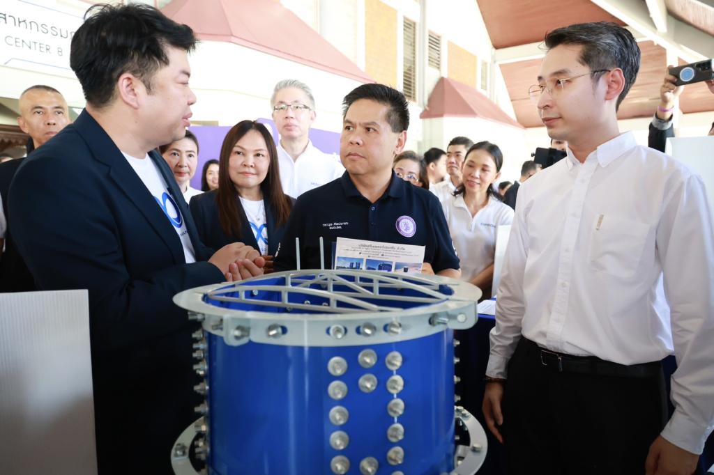 กระทรวงอุตฯ ลุยพื้นที่สุพรรณฯ เดินเกมอุตสาหกรรมไทย หนุนดีพร้อมใช้ DIPROM ITC เปิดทาง SMEs เข้าถึง “เทคโนโลยีเครื่องจักรพัฒนาสินค้า ที่ปรึกษา เงินทุน” พร้อมเปิดตัวโรงงานผลิตต้นแบบ “8 – พร้อม – พัฒน์” ต่อยอดสินค้าไทยสู่ตลาดโลก