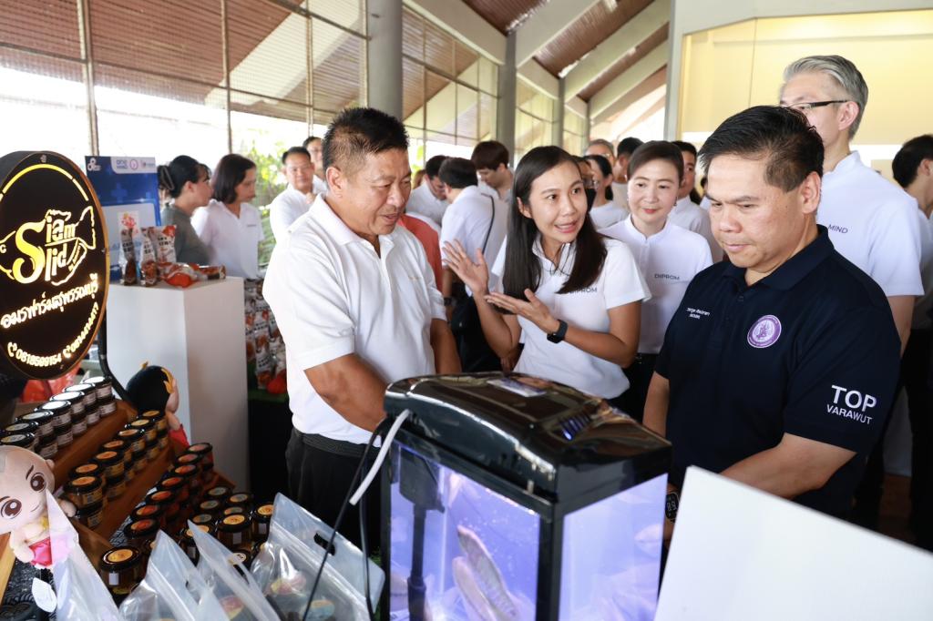กระทรวงอุตฯ ลุยพื้นที่สุพรรณฯ เดินเกมอุตสาหกรรมไทย หนุนดีพร้อมใช้ DIPROM ITC เปิดทาง SMEs เข้าถึง “เทคโนโลยีเครื่องจักรพัฒนาสินค้า ที่ปรึกษา เงินทุน” พร้อมเปิดตัวโรงงานผลิตต้นแบบ “8 – พร้อม – พัฒน์” ต่อยอดสินค้าไทยสู่ตลาดโลก
