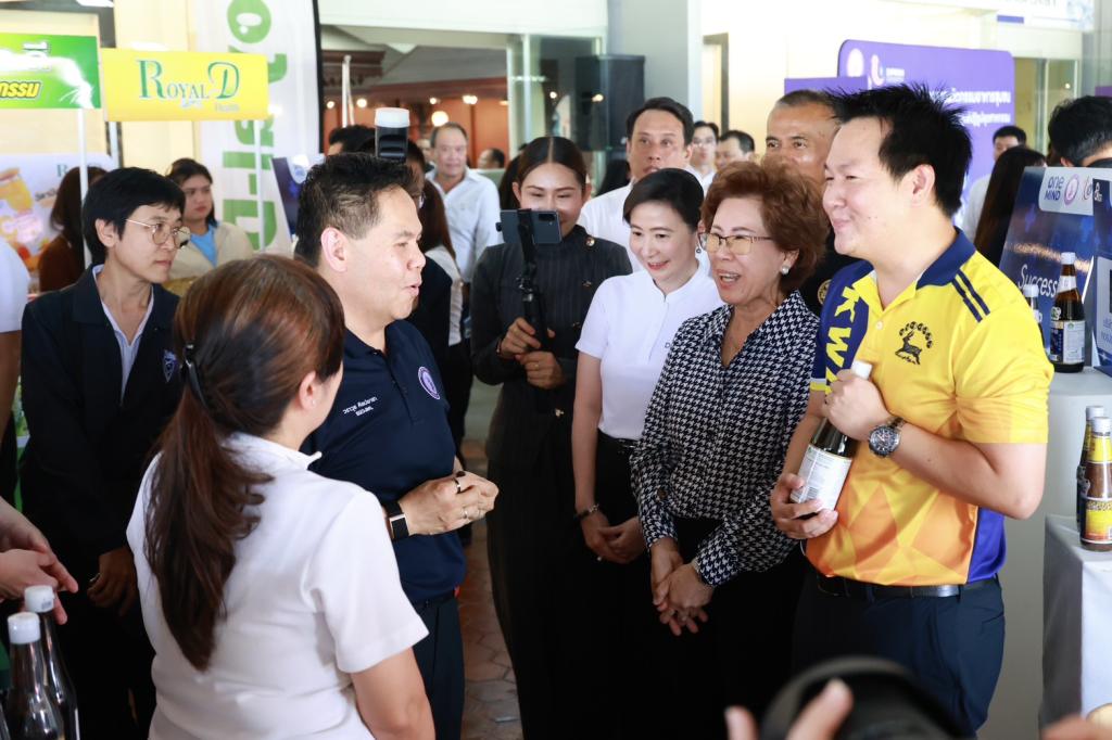 กระทรวงอุตฯ ลุยพื้นที่สุพรรณฯ เดินเกมอุตสาหกรรมไทย หนุนดีพร้อมใช้ DIPROM ITC เปิดทาง SMEs เข้าถึง “เทคโนโลยีเครื่องจักรพัฒนาสินค้า ที่ปรึกษา เงินทุน” พร้อมเปิดตัวโรงงานผลิตต้นแบบ “8 – พร้อม – พัฒน์” ต่อยอดสินค้าไทยสู่ตลาดโลก