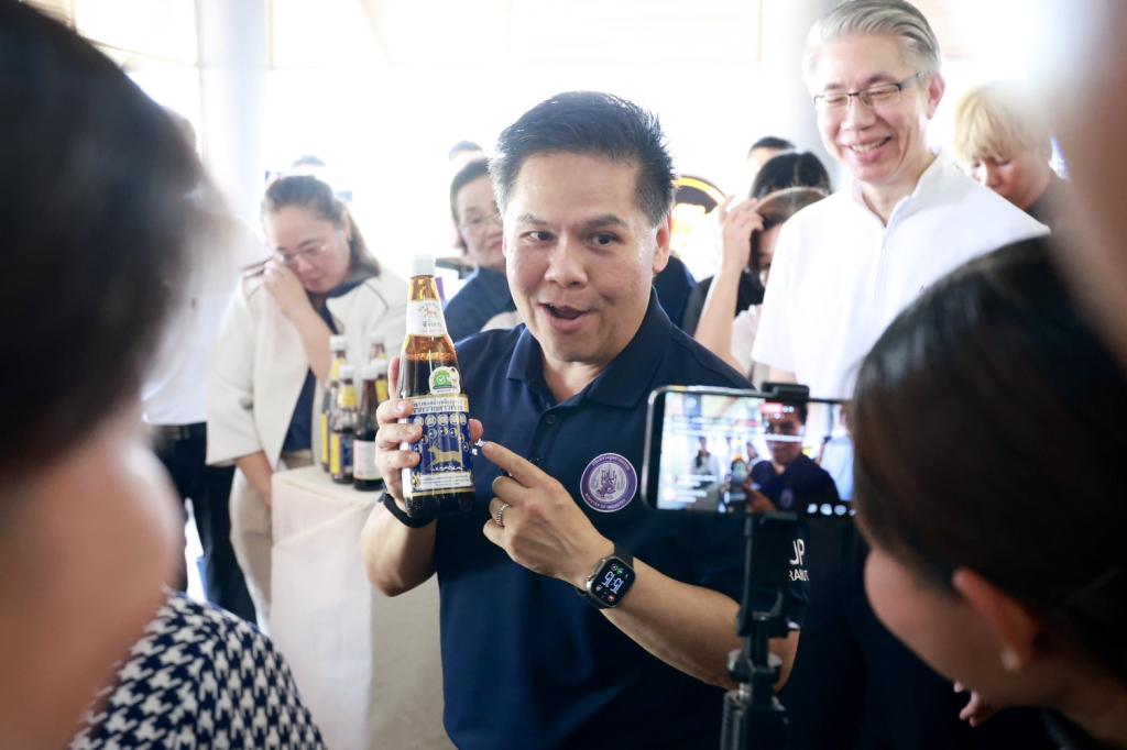 กระทรวงอุตฯ ลุยพื้นที่สุพรรณฯ เดินเกมอุตสาหกรรมไทย หนุนดีพร้อมใช้ DIPROM ITC เปิดทาง SMEs เข้าถึง “เทคโนโลยีเครื่องจักรพัฒนาสินค้า ที่ปรึกษา เงินทุน” พร้อมเปิดตัวโรงงานผลิตต้นแบบ “8 – พร้อม – พัฒน์” ต่อยอดสินค้าไทยสู่ตลาดโลก