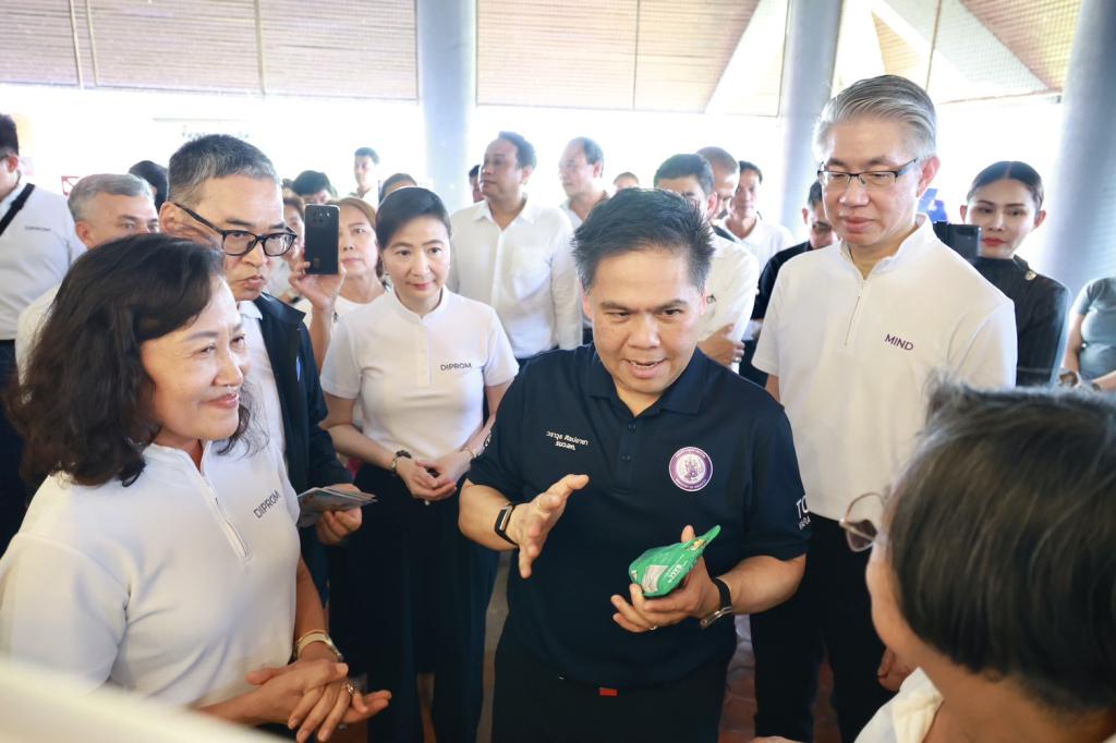 กระทรวงอุตฯ ลุยพื้นที่สุพรรณฯ เดินเกมอุตสาหกรรมไทย หนุนดีพร้อมใช้ DIPROM ITC เปิดทาง SMEs เข้าถึง “เทคโนโลยีเครื่องจักรพัฒนาสินค้า ที่ปรึกษา เงินทุน” พร้อมเปิดตัวโรงงานผลิตต้นแบบ “8 – พร้อม – พัฒน์” ต่อยอดสินค้าไทยสู่ตลาดโลก