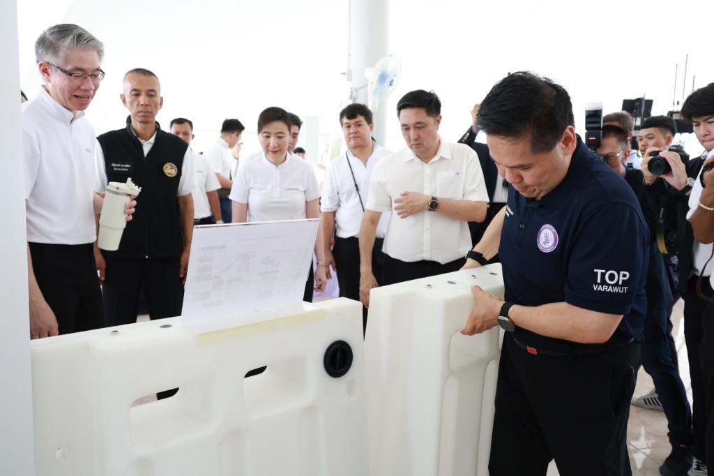 กระทรวงอุตฯ ลุยพื้นที่สุพรรณฯ เดินเกมอุตสาหกรรมไทย หนุนดีพร้อมใช้ DIPROM ITC เปิดทาง SMEs เข้าถึง “เทคโนโลยีเครื่องจักรพัฒนาสินค้า ที่ปรึกษา เงินทุน” พร้อมเปิดตัวโรงงานผลิตต้นแบบ “8 – พร้อม – พัฒน์” ต่อยอดสินค้าไทยสู่ตลาดโลก