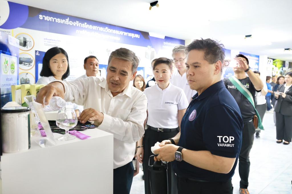 กระทรวงอุตฯ ลุยพื้นที่สุพรรณฯ เดินเกมอุตสาหกรรมไทย หนุนดีพร้อมใช้ DIPROM ITC เปิดทาง SMEs เข้าถึง “เทคโนโลยีเครื่องจักรพัฒนาสินค้า ที่ปรึกษา เงินทุน” พร้อมเปิดตัวโรงงานผลิตต้นแบบ “8 – พร้อม – พัฒน์” ต่อยอดสินค้าไทยสู่ตลาดโลก