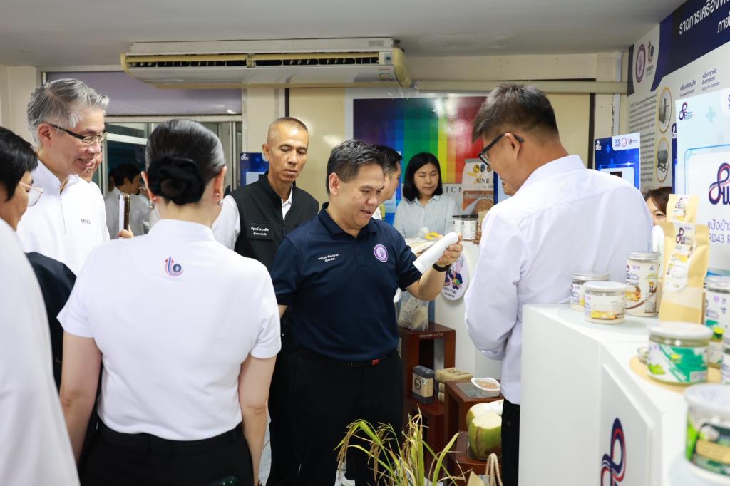 กระทรวงอุตฯ ลุยพื้นที่สุพรรณฯ เดินเกมอุตสาหกรรมไทย หนุนดีพร้อมใช้ DIPROM ITC เปิดทาง SMEs เข้าถึง “เทคโนโลยีเครื่องจักรพัฒนาสินค้า ที่ปรึกษา เงินทุน” พร้อมเปิดตัวโรงงานผลิตต้นแบบ “8 – พร้อม – พัฒน์” ต่อยอดสินค้าไทยสู่ตลาดโลก