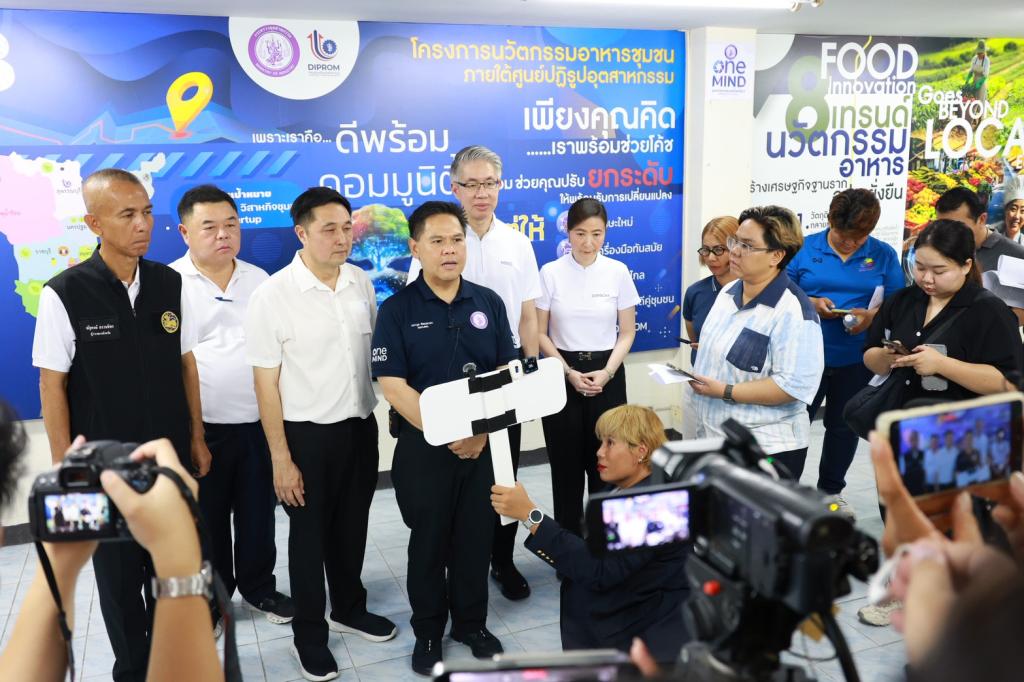 กระทรวงอุตฯ ลุยพื้นที่สุพรรณฯ เดินเกมอุตสาหกรรมไทย หนุนดีพร้อมใช้ DIPROM ITC เปิดทาง SMEs เข้าถึง “เทคโนโลยีเครื่องจักรพัฒนาสินค้า ที่ปรึกษา เงินทุน” พร้อมเปิดตัวโรงงานผลิตต้นแบบ “8 – พร้อม – พัฒน์” ต่อยอดสินค้าไทยสู่ตลาดโลก