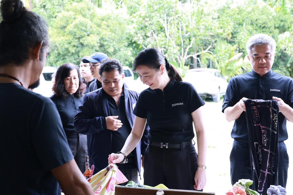 “อธิบดีณัฏฐิญา” นำทีม อก. ตะลุยชุมชนแปรรูปไม้ผลต้นน้ำตาปี ชื่นชมการเพิ่มมูลค่า สร้างรายได้ ให้เศรษฐกิจฐานรากเข้มแข็ง